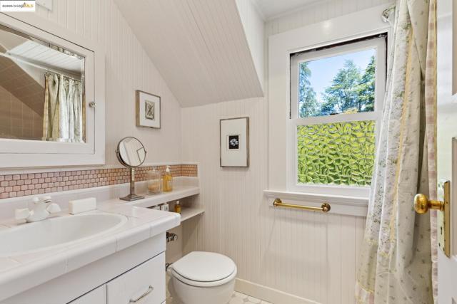 22 Sea View Ave, Piedmont CA: https://media.crmls.org/mediaz/4af69dab-5ffe-42f7-b359-edde54be70e0.jpg