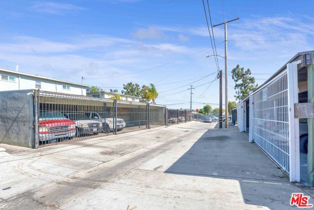 10235 S 10th Avenue, Inglewood CA: https://media.crmls.org/mediaz/4af73388-6849-4725-8157-2c1c7c3358e0.jpg