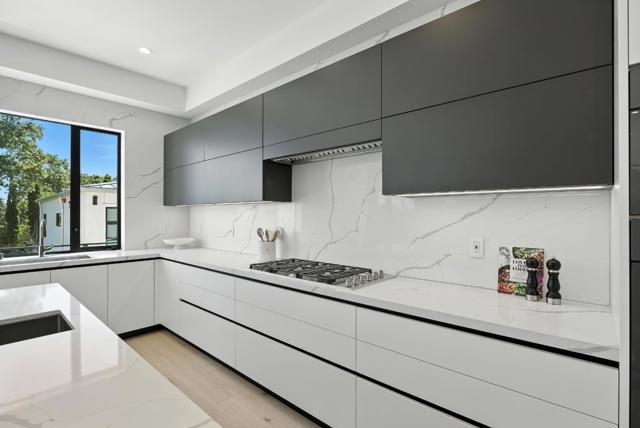 1127 Hillslope Place, Los Altos CA: https://media.crmls.org/mediaz/4af7fef4-29b5-41e1-95ce-a6316a7b41f7.jpg