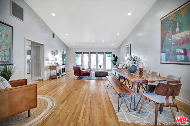 5252 Vanalden Avenue, Tarzana CA: https://media.crmls.org/mediaz/4af83449-dd79-4e39-98c4-f087bc239736.jpg