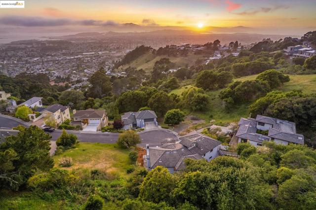 1580 Regency Ct, El Cerrito CA: https://media.crmls.org/mediaz/4af847ab-08be-4ef4-aef8-d0f70c12728d.jpg