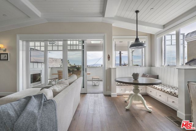 636 12th Street, Manhattan Beach CA: https://media.crmls.org/mediaz/4afa4b62-043c-4b44-9f2e-4b35e87c8b51.jpg