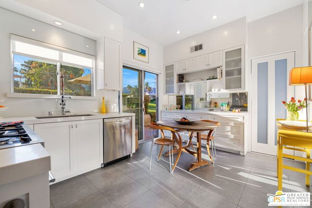 47425 Medina Drive, Palm Desert CA: https://media.crmls.org/mediaz/4afa63f9-508e-4147-bec2-05acae9f26b6.jpg