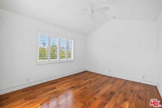 17 20th Avenue, Venice CA: https://media.crmls.org/mediaz/4afa7072-a1a5-46bc-b361-e51412accbcb.jpg