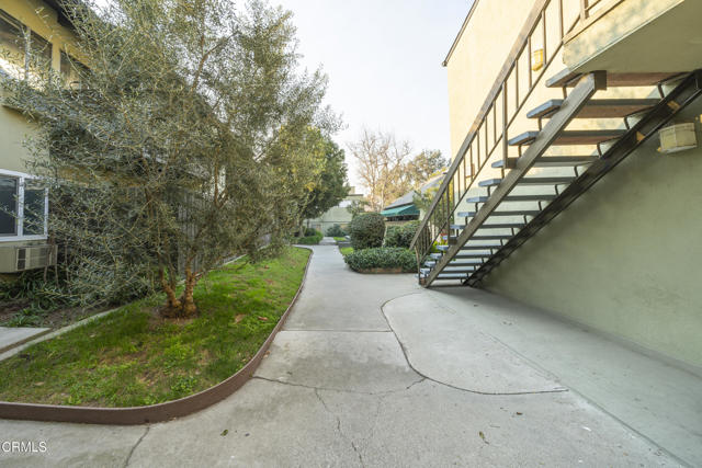 4925 Indian Wood Road, Culver City CA: https://media.crmls.org/mediaz/4afba95b-6309-48bb-a092-b4741450cda1.jpg