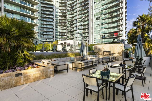 13650 Marina Pointe Drive, Marina del Rey CA: https://media.crmls.org/mediaz/4afc8e41-299a-42bd-81b1-3e8684bf3ac3.jpg