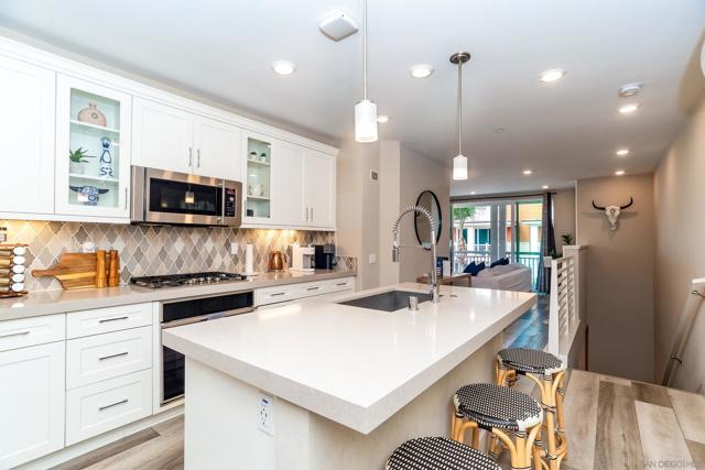 807 Santa Barbara Pl, San Diego CA: https://media.crmls.org/mediaz/4afd67c3-6b46-4aee-86eb-568fb7372f8c.jpg