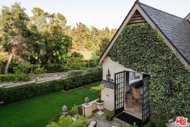 10950 Bellagio Road, Los Angeles CA: https://media.crmls.org/mediaz/4afd68fc-43b8-4823-8a41-9b5265c778ff.jpg