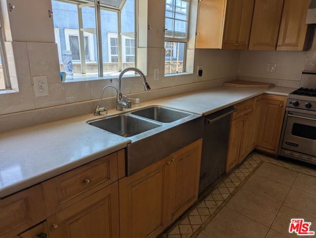 2134 8th Avenue, Los Angeles CA: https://media.crmls.org/mediaz/4afe1dfe-deb0-48d6-a25b-a9f6c237ef48.jpg