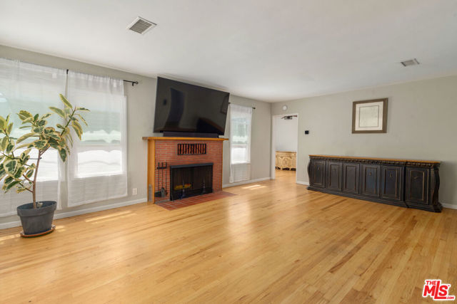 1633 Hickory Avenue, Torrance CA: https://media.crmls.org/mediaz/4afe447d-0bb9-4809-b162-a69981fa10e0.jpg