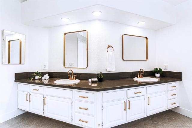 4943 Marin Dr, Oceanside CA: https://media.crmls.org/mediaz/4affd846-e367-4724-b93a-61da2cb52edb.jpg