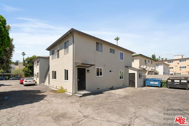 6640 Woodman Avenue, Van Nuys CA: https://media.crmls.org/mediaz/4b0016bd-31d2-400f-8f2d-7a8f18225832.jpg