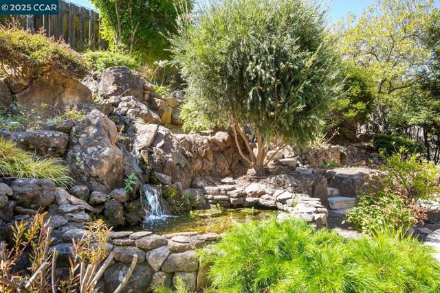 1555 Pebblebrook Ct, Walnut Creek CA: https://media.crmls.org/mediaz/4b006875-637d-4c05-ba5f-4bdf63365629.jpg