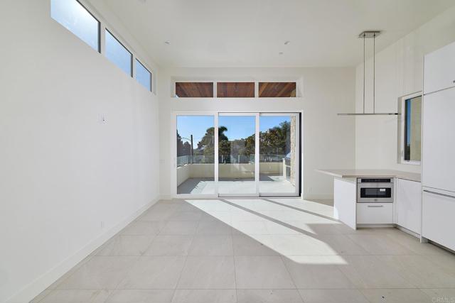 Detail Gallery Image 2 of 12 For 3903 Haines, San Diego,  CA 92109 - 5 Beds | 5 Baths