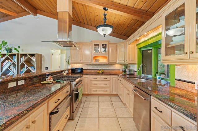 9835 Edgelake Dr, La Mesa CA: https://media.crmls.org/mediaz/4b012370-b6eb-4a63-8fe6-ad9dacaf3520.jpg