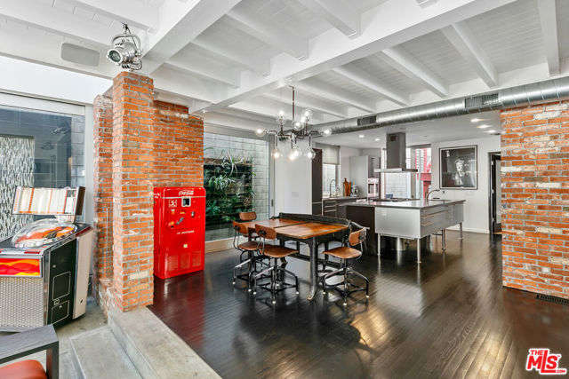 1430 Abbot Kinney Boulevard, Venice CA: https://media.crmls.org/mediaz/4b02973d-2eb0-4f63-8b16-878ad4fd3046.jpg