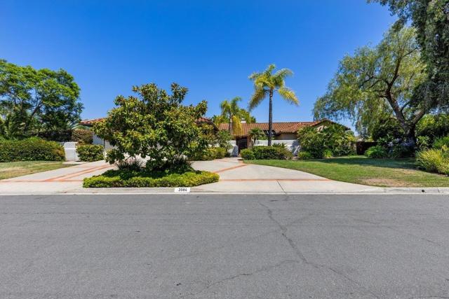 2084 Roberts Pl, Escondido CA: https://media.crmls.org/mediaz/4b02dc11-1beb-440d-b26a-7c91043689b1.jpg
