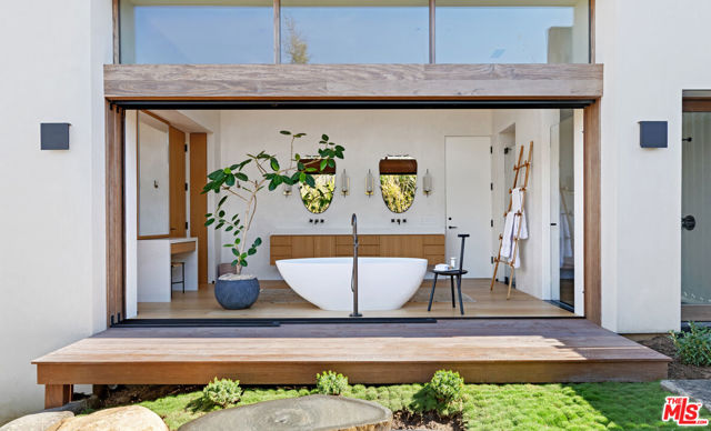 6708 Wildlife Road, Malibu CA: https://media.crmls.org/mediaz/4b03597a-989b-4cb2-b271-acc3519a8820.jpg