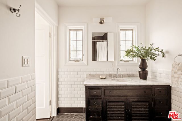 1068 Queen Anne Place, Los Angeles CA: https://media.crmls.org/mediaz/4b03c3a2-ff7e-4b32-9e66-a5cdd7490f44.jpg