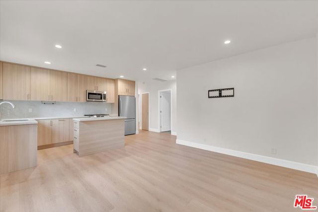 6915 Encino Avenue, Van Nuys CA: https://media.crmls.org/mediaz/4b044fc3-d484-45f2-9a18-fd45ca15d9a0.jpg