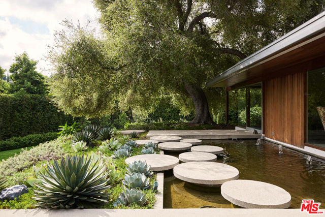 3970 Archdale Road, Encino CA: https://media.crmls.org/mediaz/4b04e176-e121-4332-a2c4-6e0b8c6f7de3.jpg