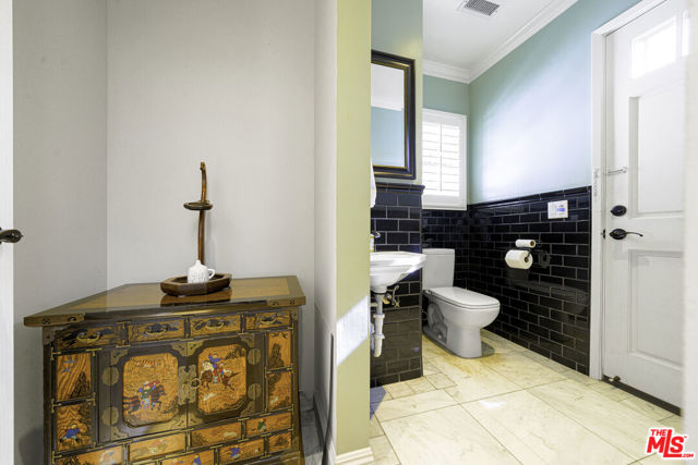 950 S Longwood Avenue, Los Angeles CA: https://media.crmls.org/mediaz/4b0674e9-d6b9-4c92-a611-8ff7bbb7e673.jpg