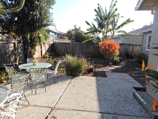 2060 Pulgas Avenue, East Palo Alto CA: https://media.crmls.org/mediaz/4b069766-14a8-4df4-8516-313ca2e8dabb.jpg
