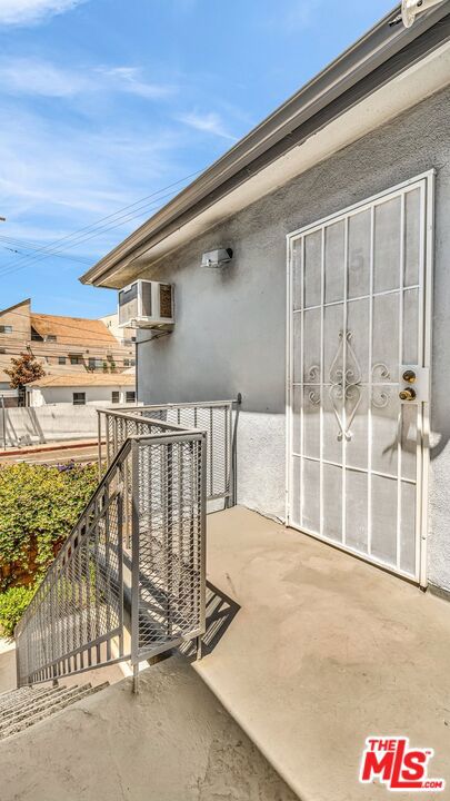 510 Pacific Avenue, Venice CA: https://media.crmls.org/mediaz/4b06b062-a11c-492d-ae8a-bdf8c89801d2.jpg
