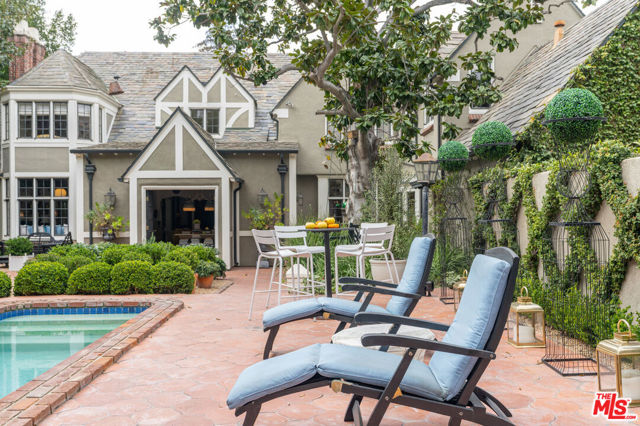 340 S Plymouth Boulevard, Los Angeles CA: https://media.crmls.org/mediaz/4b06da41-5f2f-4495-b6cc-17c38a8fedd6.jpg