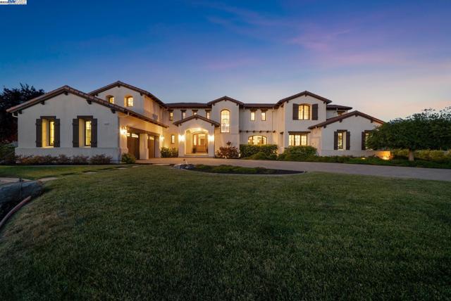 6340 Inspiration Ter, Pleasanton CA: https://media.crmls.org/mediaz/4b07ea45-0c30-4c61-9db5-64c0a1f77d9a.jpg