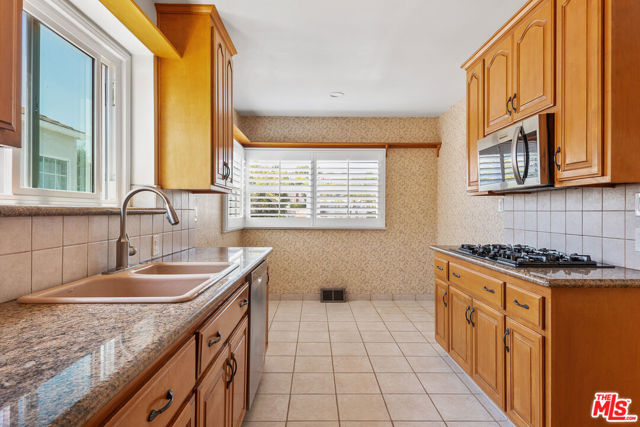 5572 Bradna Drive, Los Angeles CA: https://media.crmls.org/mediaz/4b0831f5-326a-49b9-93ee-bfb40eaf0037.jpg