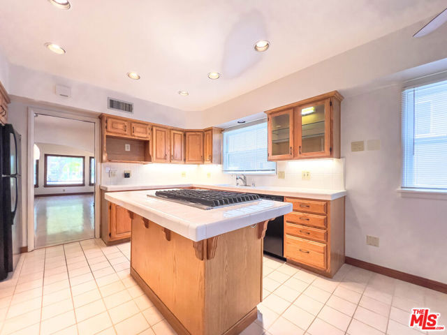 1119 Geneva Street, Glendale CA: https://media.crmls.org/mediaz/4b0988bd-2d07-49c3-a1ee-e934c4431b35.jpg