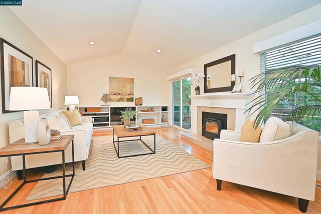 911 Sousa Drive, Walnut Creek CA: https://media.crmls.org/mediaz/4b09cfef-b9e8-445f-ad94-40dac413b24d.jpg