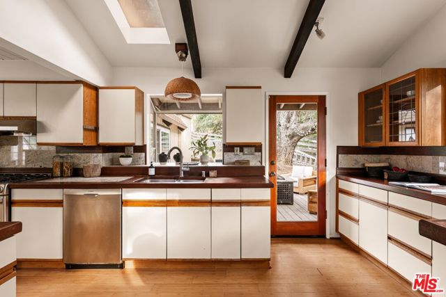 20500 Paradise Lane, Topanga CA: https://media.crmls.org/mediaz/4b09deff-aa83-40c8-9e99-058e1609a371.jpg