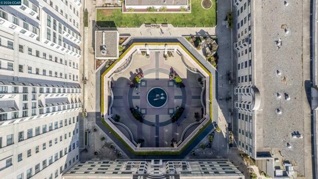 988 Franklin St, Oakland CA: https://media.crmls.org/mediaz/4b0a6494-72aa-404a-8b25-7a088a02b183.jpg