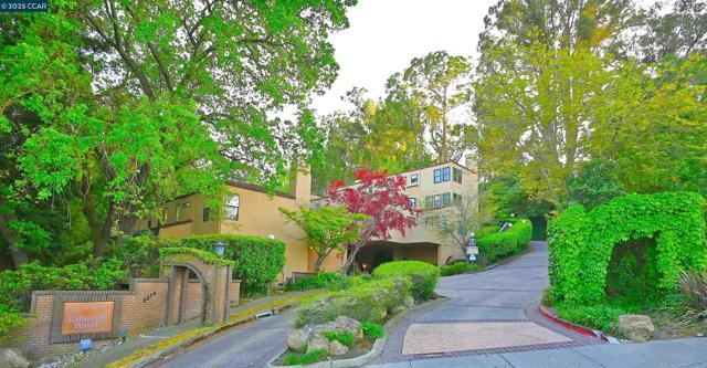 3279 Mt Diablo Court, Lafayette CA: https://media.crmls.org/mediaz/4b0a83a4-0f5e-4f79-bfe4-1d510882343d.jpg