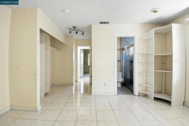 9121 Eaglepoint Ln, Stockton CA: https://media.crmls.org/mediaz/4b0aa764-84f9-466d-8c97-b92449a92a3a.jpg