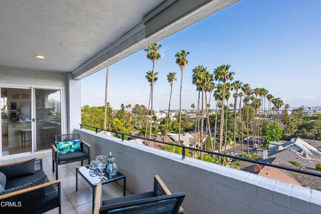 7560 Hollywood Boulevard, Los Angeles CA: https://media.crmls.org/mediaz/4b0abdac-7eed-484a-a689-95c630c4e82b.jpg