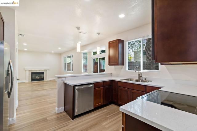 521 Freemark LN, Oakley CA: https://media.crmls.org/mediaz/4b0ace9d-bc70-4b18-9e20-84a02dfd93b1.jpg