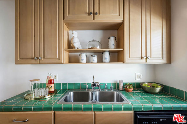 122 Thornton Place, Venice CA: https://media.crmls.org/mediaz/4b0bf8e1-dc40-458d-a334-9320068a4d8f.jpg
