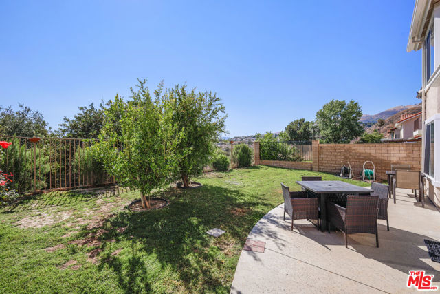 12119 Falcon Crest Way, Porter Ranch CA: https://media.crmls.org/mediaz/4b0c5733-a67b-4e06-96df-cb3734991bc4.jpg