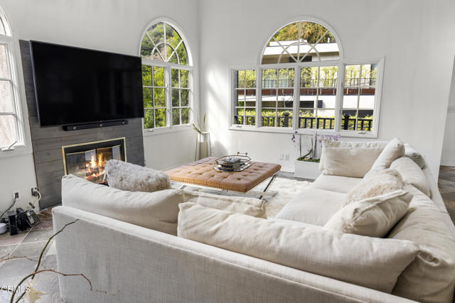 Detail Gallery Image 9 of 27 For 8032 Willow Glen Rd, Los Angeles,  CA 90046 - 3 Beds | 3 Baths