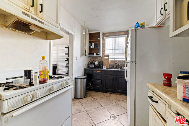 700 N Dillon Street, Los Angeles CA: https://media.crmls.org/mediaz/4b0d69d1-3a2a-48b2-8978-773bd1d6019d.jpg