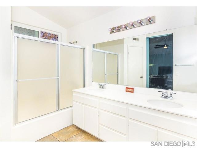 30478 Sierra Madre Drive, Temecula CA: https://media.crmls.org/mediaz/4b0db1f4-7b0a-47b1-8e98-1352053c1010.jpg