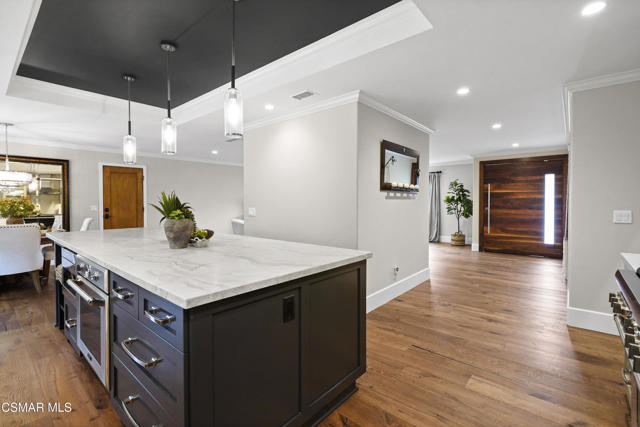 1658 La Granada Drive, Thousand Oaks CA: https://media.crmls.org/mediaz/4b0e5e51-0eec-4b15-bb1e-b019a621222a.jpg