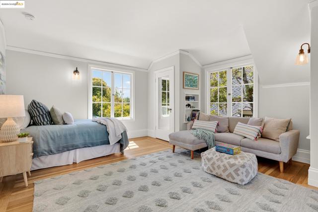 1145 Mandana Blvd, Oakland CA: https://media.crmls.org/mediaz/4b0f7076-8711-44f7-a412-03b198736aa9.jpg