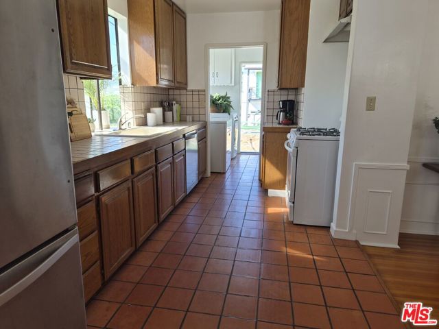 728 11th Street, Santa Monica CA: https://media.crmls.org/mediaz/4b10e170-2ff6-4040-9223-5ad4686ecbae.jpg