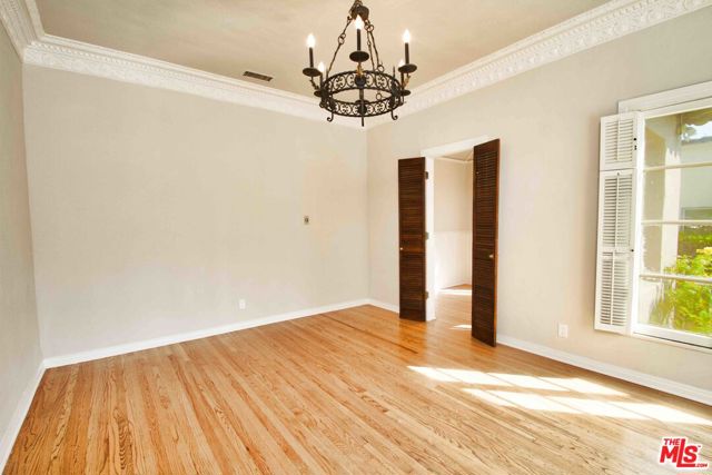 168 N DOHENY Drive, Beverly Hills CA: https://media.crmls.org/mediaz/4b119e42-ca73-40d7-b40a-0d1163d8bac8.jpg