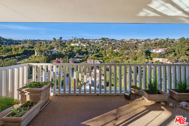 Image 11 of 22 For 9255 Doheny Road 1101