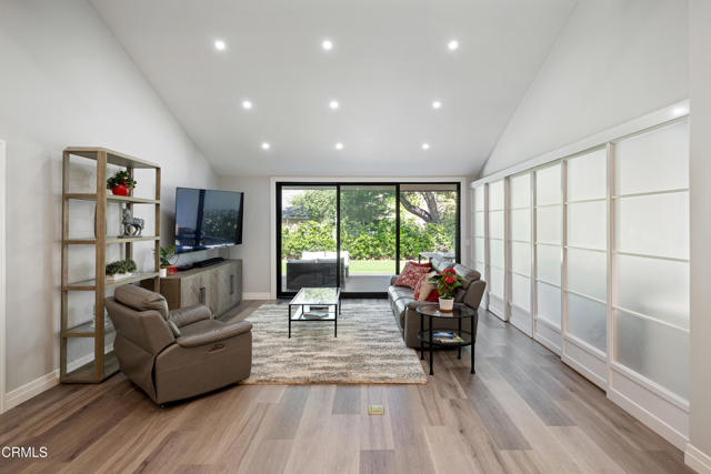 4428 Oakwood Avenue, La Canada Flintridge CA: https://media.crmls.org/mediaz/4b1338d0-826b-4271-aaca-dc104324e6c3.jpg